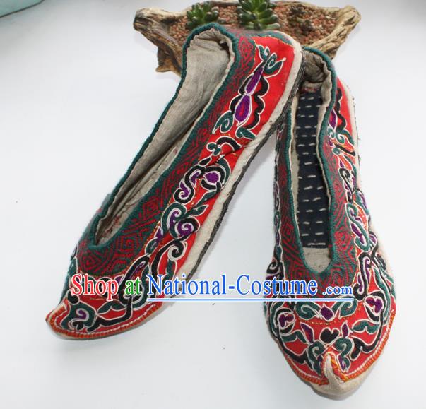 Chinese Handmade Wedding Strong Cloth Soles Shoes Shui Nationality Full Embroidered Shoes Yunnan Ethnic Red Shoes