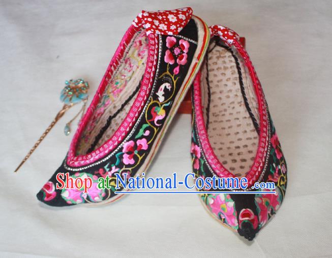 Chinese National Yunnan Black Embroidered Shoes Handmade Ethnic Shoes Yi Nationality Young Lady Shoes