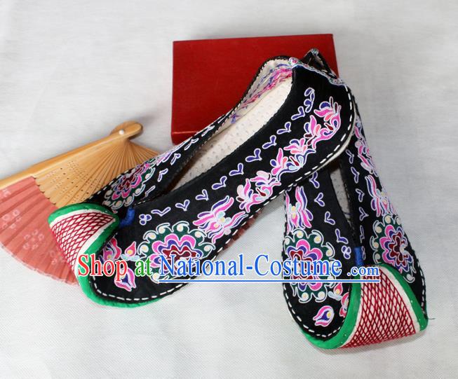 Chinese Yi Nationality Stage Performance Shoes National Yunnan Embroidered Shoes Handmade Ethnic Bride Shoes