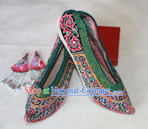 Chinese Handmade Ethnic Bride Shoes Shui Nationality Stage Performance Shoes National Yunnan Embroidered Shoes