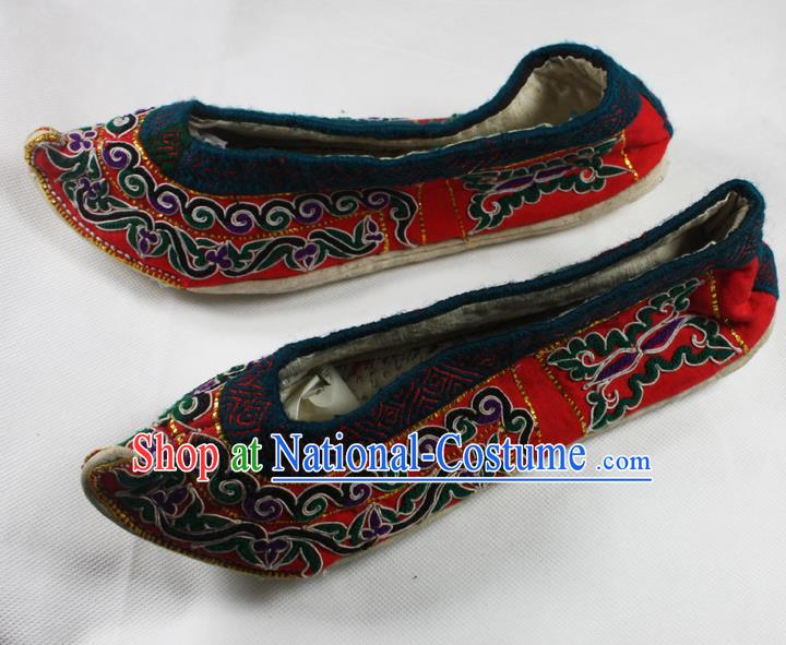 Chinese National Yunnan Embroidered Shoes Handmade Ethnic Wedding Bride Shoes Yi Nationality Red Cloth Shoes