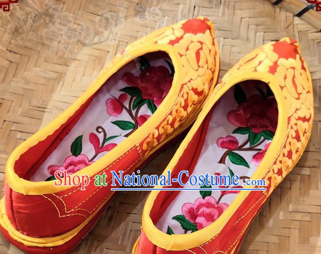 Handmade China Yunnan Ethnic Bride Shoes Embroidered Red Satin Shoes National Woman Wedding Cloth Shoes