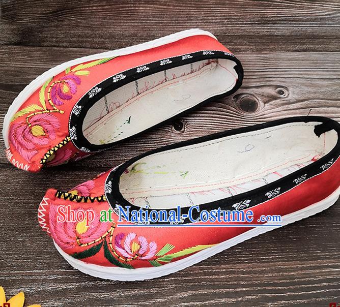 Handmade China National Woman Strong Cloth Shoes Yunnan Ethnic Red Satin Shoes Wedding Bride Embroidered Shoes