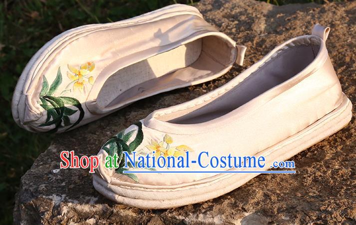 Handmade China Yunnan Ethnic Folk Dance Shoes Embroidered White Satin Shoes National Woman Strong Cloth Shoes