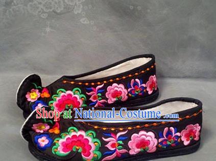 China National Woman Black Satin Shoes Yunnan Embroidered Shoes Wedding Bride Hanfu Shoes Handmade Ethnic Dance Shoes