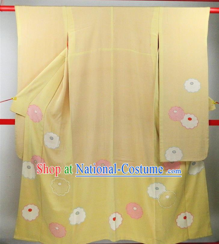 Japanese Young Woman Garment Costume Classical Chrysanthemum Pattern Yellow Yukata Dress Traditional Furisode Kimono Clothing