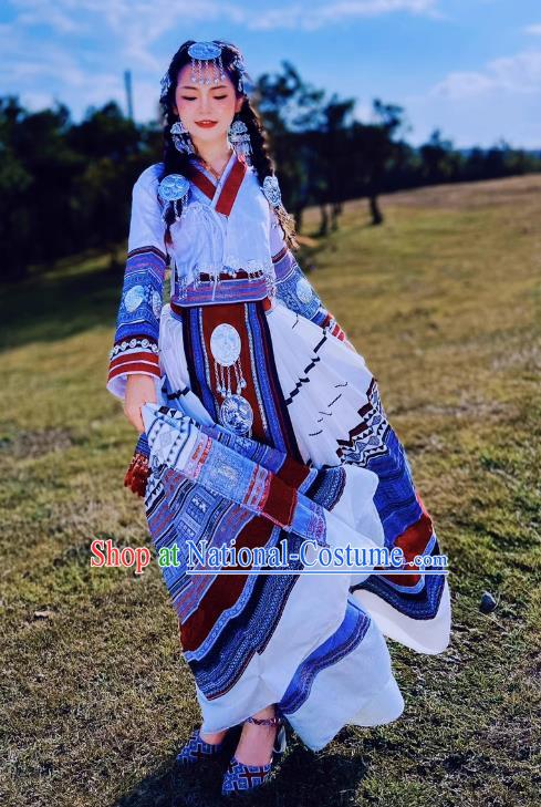 Yunnan Miaojiang Exotic Girl White Suit Ethnic Style