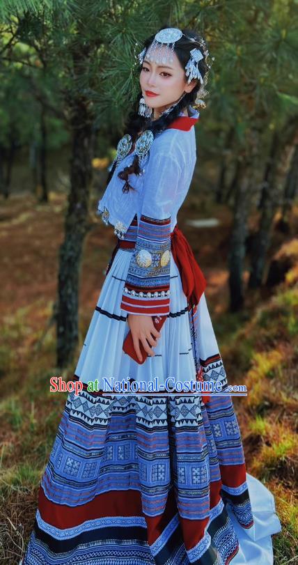 Yunnan Miaojiang Exotic Girl White Suit Ethnic Style