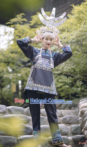 Yunnan Ethnic Minorities Dress Up In Aquarium Costumes And National Style Costumes