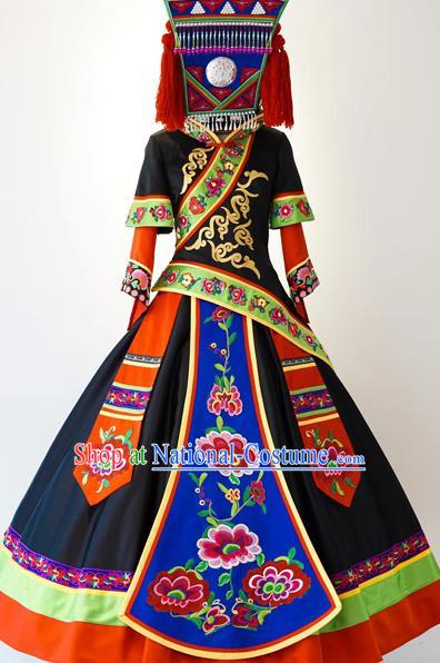 Yi Nationality Dresses Up Ethnic Minority Costumes In March 3rd Catwalk Show Costumes In Yunnan