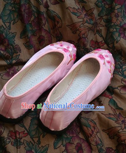 Traditional Chinese National Pink Satin Shoes Embroidered Shoes, China Handmade Shoes Hanfu Embroidery Wintersweet Shoes for Women