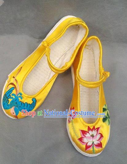 Traditional Chinese National Yellow Satin Shoes Embroidered Shoes, China Handmade Shoes Hanfu Embroidery Lotus Shoes for Women