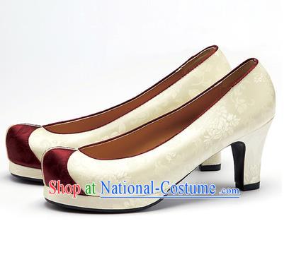 Traditional Korean National Wedding Embroidered Beige High-heeled Shoes, Asian Korean Hanbok Bride Embroidery Satin Shoes for Women