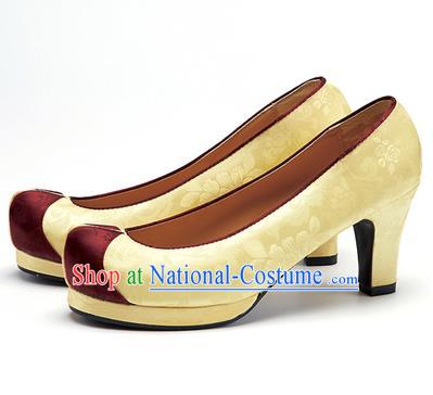 Traditional Korean National Wedding Embroidered Yellow High-heeled Shoes, Asian Korean Hanbok Bride Embroidery Satin Shoes for Women