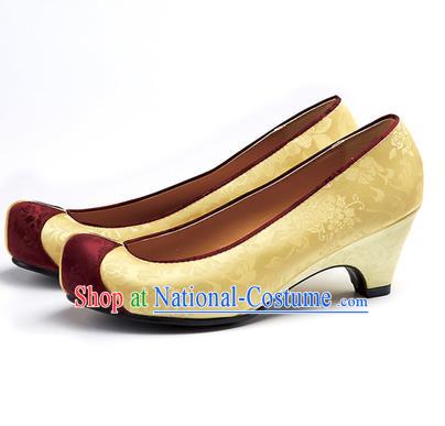 Traditional Korean National Wedding Yellow Embroidered Shoes, Asian Korean Hanbok Bride Embroidery Satin High-heeled Shoes for Women