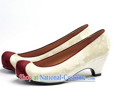 Traditional Korean National Wedding Beige Embroidered Shoes, Asian Korean Hanbok Bride Embroidery Satin High-heeled Shoes for Women