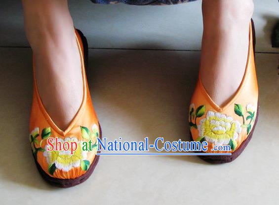 Asian Chinese Traditional Shoes Wedding Bride Yellow Embroidered Shoes, China Peking Opera Handmade Embroidery Peony Shoe Hanfu Shoes for Women