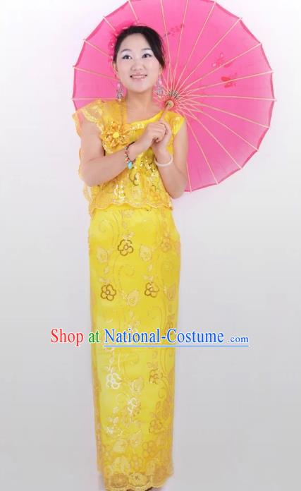 Traditional Chinese Dai Nationality Peacock Dance Costume, Folk Dance Ethnic Pavane Yellow Dress for Women