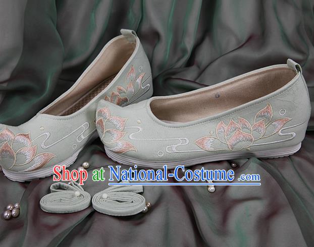 Chinese Handmade Embroidered Lotus Light Green Cloth Bow Shoes Traditional Ming Dynasty Hanfu Shoes Princess Shoes for Women