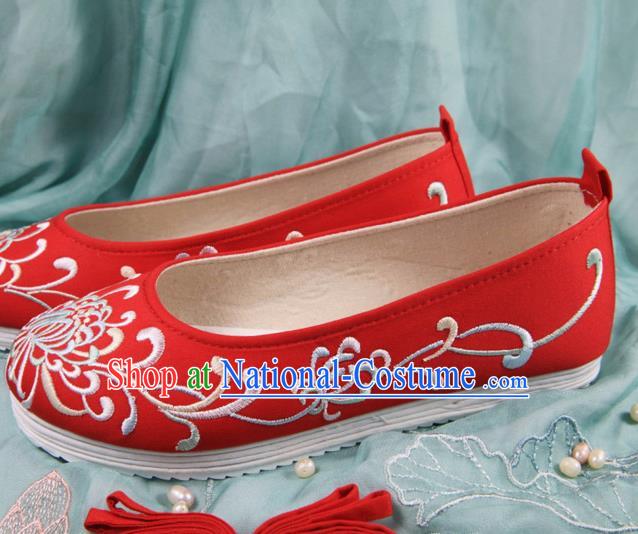 Chinese Handmade Embroidered Chrysanthemum Red Cloth Shoes Traditional Ming Dynasty Hanfu Shoes Princess Shoes for Women