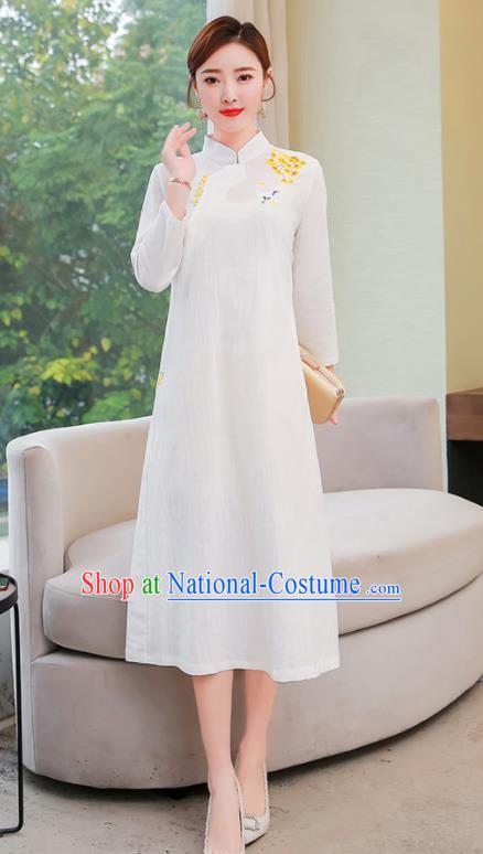 Chinese Traditional Compere Embroidered White Cheongsam Costume China National Qipao Dress for Women