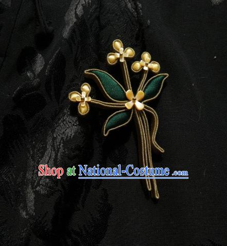 Chinese Classical Cheongsam Silk Fragrans Brooch Traditional Hanfu Accessories Handmade Golden Bell Tassel Breastpin Pendant for Women