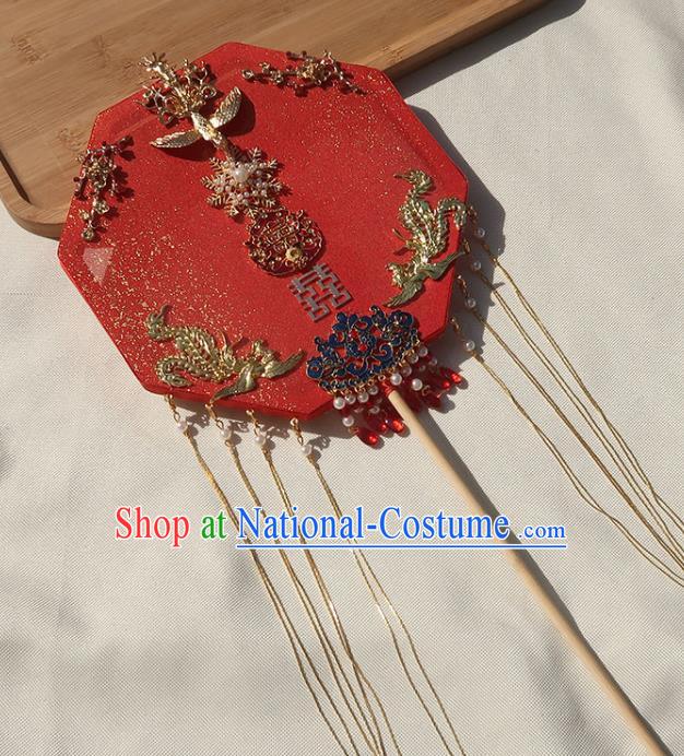 China Classical Dance Golden Bells Tassel Fan Handmade Bride Red Palace Fan Traditional Wedding Shell Flowers Fan