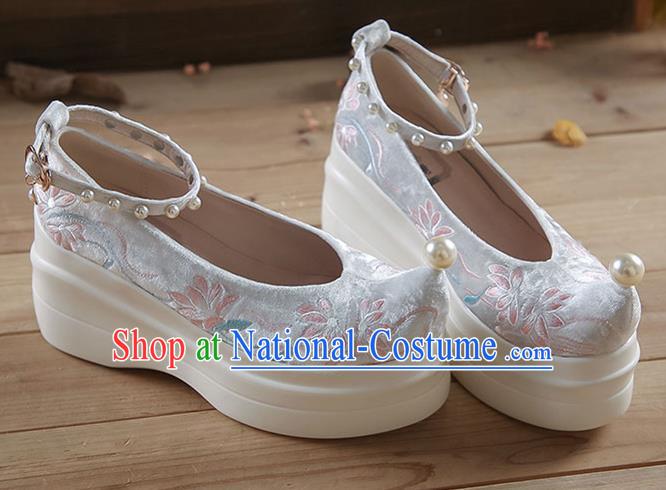 China Embroidered Flowers Platform Shoes White Velvet Shoes Traditional Hanfu Pearls Shoes