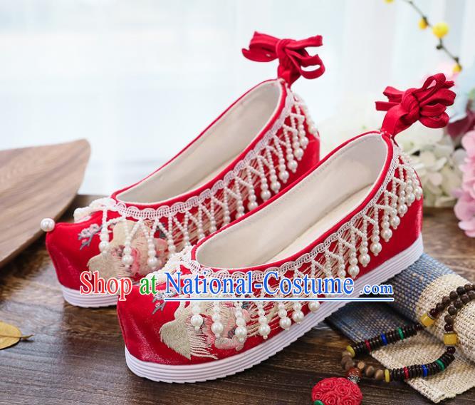 China Handmade Wedding Pearls Tassel Shoes National Embroidered Phoenix Shoes Traditional Xiuhe Red Cloth Shoes