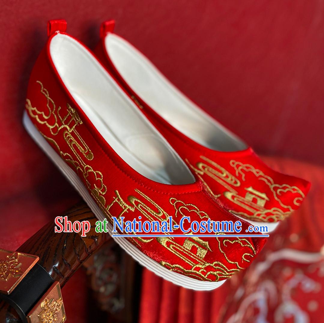 Chinese Traditional Handmade Embroidered Mountain and Deer Shoes