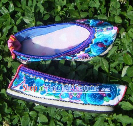 Chinese Traditional Yi Nationality Strong Cloth Soles Shoes Yunnan Ethnic Woman Shoes National Handmade Blue Satin Embroidered Shoes