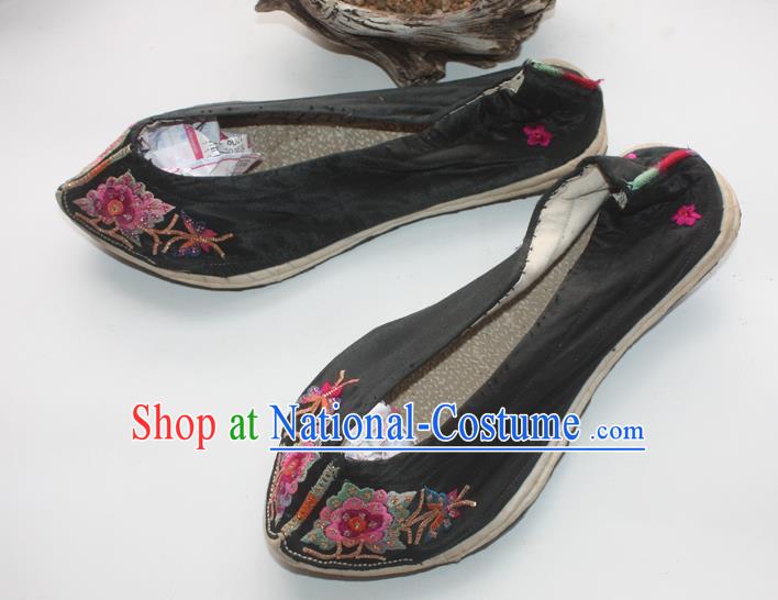 Chinese National Ethnic Strong Cloth Soles Shoes Handmade Black Embroidered Shoes Traditional Yunnan Yi Nationality Woman Shoes