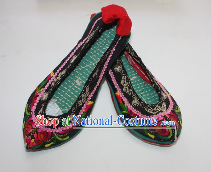 Chinese Traditional Yunnan Yi Nationality Woman Shoes National Ethnic Strong Cloth Soles Shoes Handmade Black Satin Embroidered Shoes