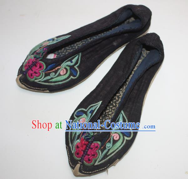 Chinese Handmade Black Embroidered Shoes Traditional Yunnan Yi Nationality Woman Shoes National Ethnic Strong Cloth Soles Shoes