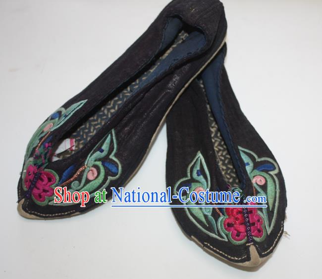 Chinese Handmade Black Embroidered Shoes Traditional Yunnan Yi Nationality Woman Shoes National Ethnic Strong Cloth Soles Shoes