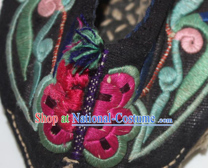 Chinese Handmade Black Embroidered Shoes Traditional Yunnan Yi Nationality Woman Shoes National Ethnic Strong Cloth Soles Shoes