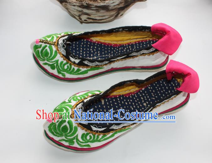 Chinese Traditional Yi Nationality Shoes National Strong Cloth Soles Shoes Ethnic Woman Shoes Handmade White Satin Embroidered Shoes