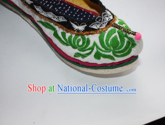 Chinese Traditional Yi Nationality Shoes National Strong Cloth Soles Shoes Ethnic Woman Shoes Handmade White Satin Embroidered Shoes