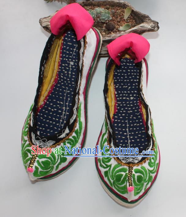 Chinese Traditional Yi Nationality Shoes National Strong Cloth Soles Shoes Ethnic Woman Shoes Handmade White Satin Embroidered Shoes