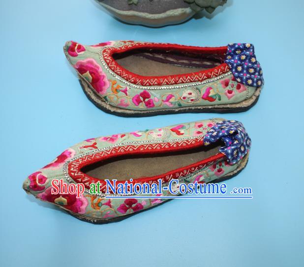 Chinese Traditional White Embroidered Shoes Handmade Bai Nationality Woman Shoes Yunnan Folk Dance Shoes