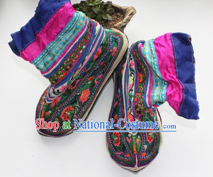 China Handmade Yi Nationality Shoes Yunnan Embroidered Green Satin Boots