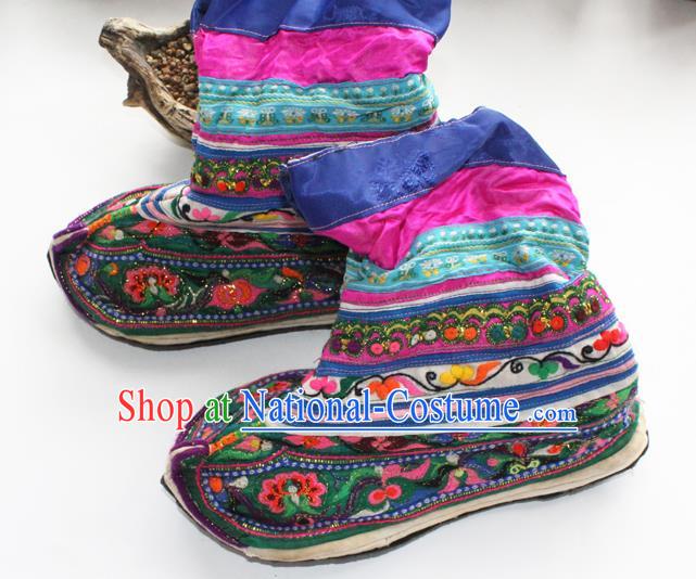 China Handmade Yi Nationality Shoes Yunnan Embroidered Green Satin Boots