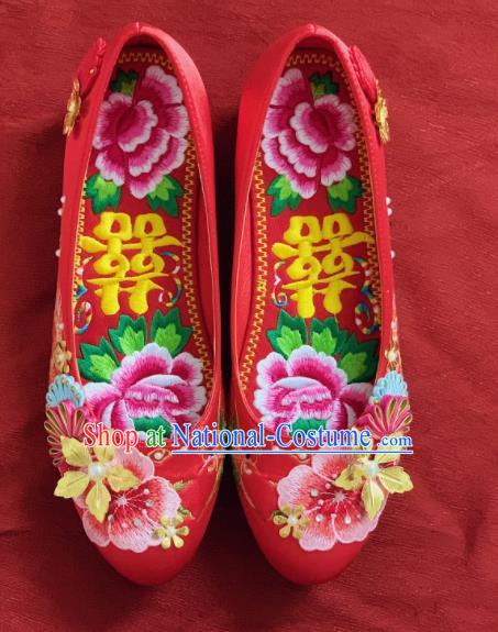 China Embroidered Red Satin Shoes Handmade Bride Shoes Xiuhe Suit Shoes Wedding Shoes