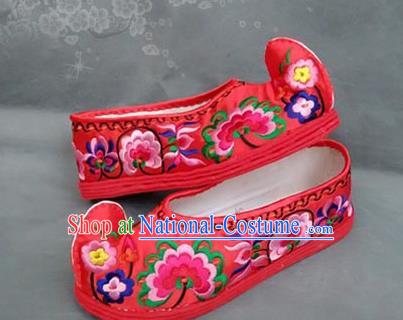 Handmade China Wedding Bride Hanfu Shoes Ethnic Dance Shoes National Woman Red Satin Shoes Yunnan Embroidered Shoes